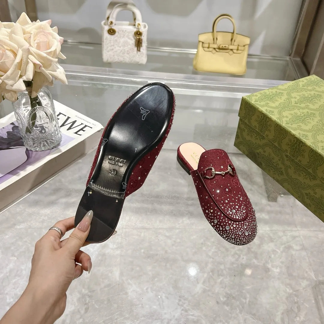 👟👟Ex-factory price 440👟👟 Burgundy G diamond (35-41) (41/42 customized) As an outstanding representative of Gucci’s design heritage, the Jordaan series horsebit loafers vividly highlight the classic elegance. This shoe is made of the brand’s iconic monogram canvas, making it a timeless classic. The material of this shoe is soft, and the silhouette is exquisite and smooth, highlighting daily elegance. Angora red GG canvas Women Light gold tone hardware Horsebit faceted crystal detail Leather sole